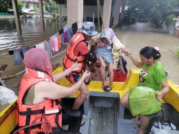 Rescue workers searching for survivors in mud after typhoon Megi hit Philippines - Global Banking & Finance Review