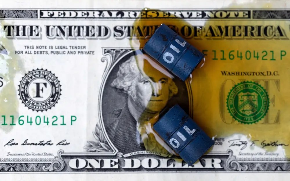 Graph depicting oil prices and U.S. crude stockpile trends - Global Banking & Finance Review