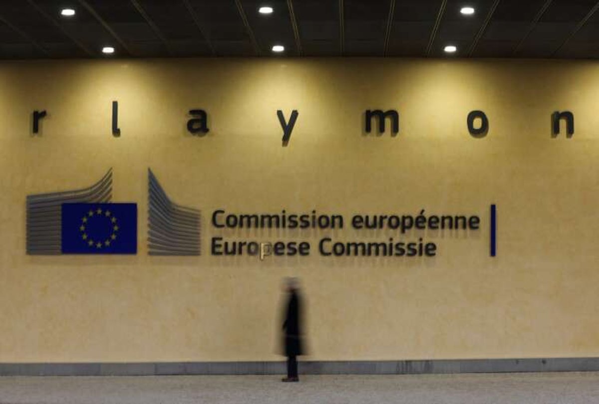 Graph illustrating declining trade sizes in European government bonds - Global Banking & Finance Review