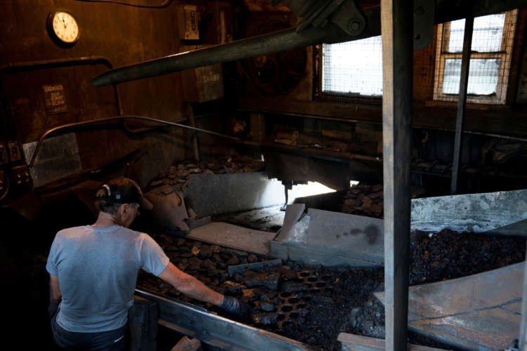 Nuclear, coal, oil jobs pay more than those in wind, solar – reportIn U.S. coal country, workers forgive Trump for failed revival