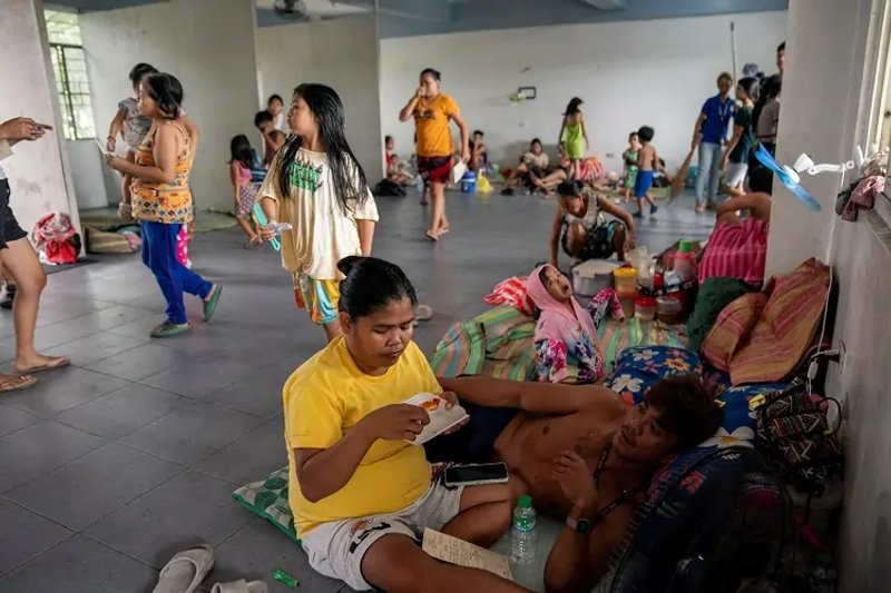 Image for Philippines urges residents to flee as super typhoon Man-Yi strengthens on approach