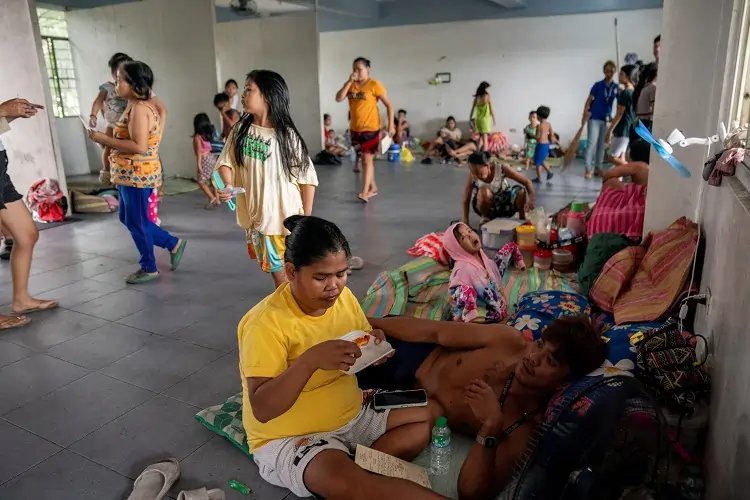 Image for Philippines urges residents to flee as super typhoon Man-Yi strengthens on approach