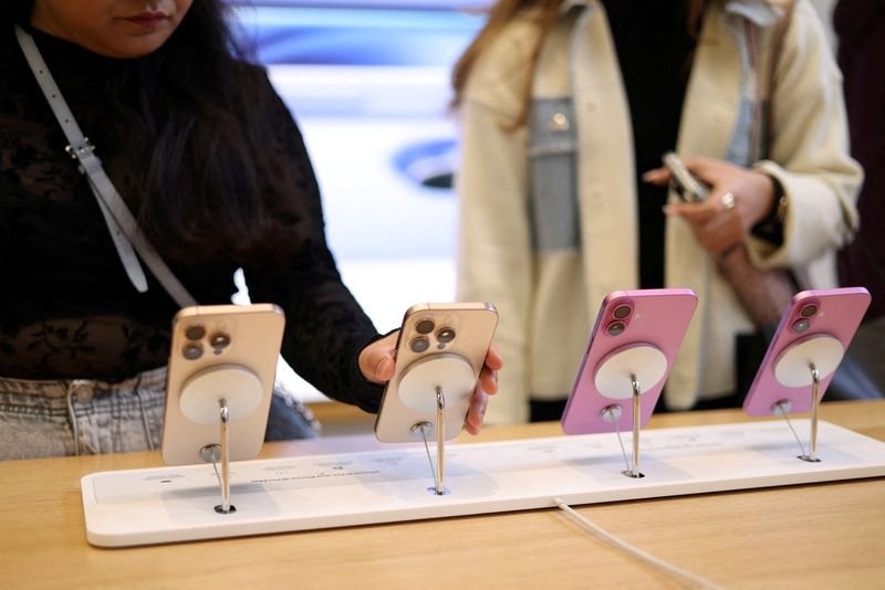 Apple shares rise in Europe after positive sales forecast - Global Banking & Finance Review