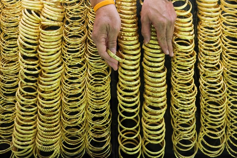 Image for Exclusive-US gold magnet: banks fly bullion from Asia-focused hubs to benefit from premium