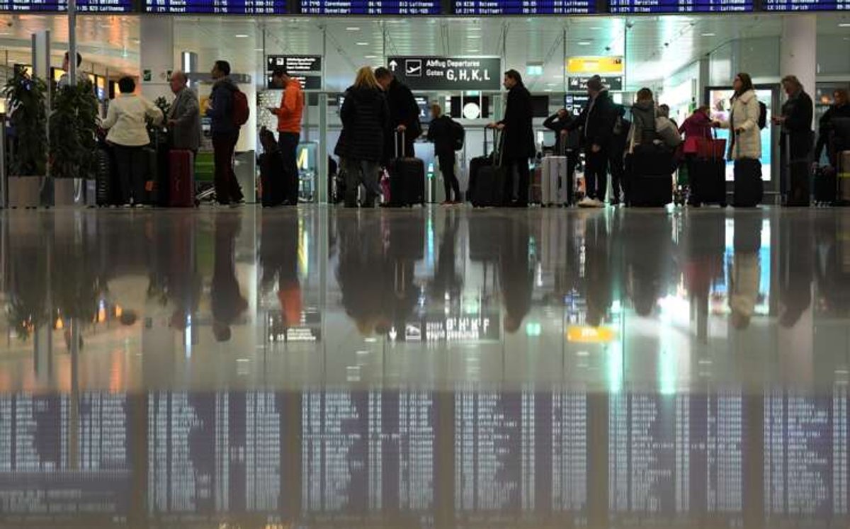 Passengers queue at Munich Airport amid discussions on airline data privacy - Global Banking & Finance Review
