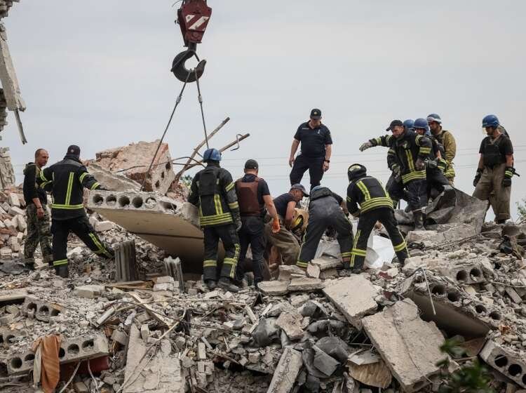Rescue workers searching for survivors in a destroyed apartment block in Ukraine - Global Banking & Finance Review
