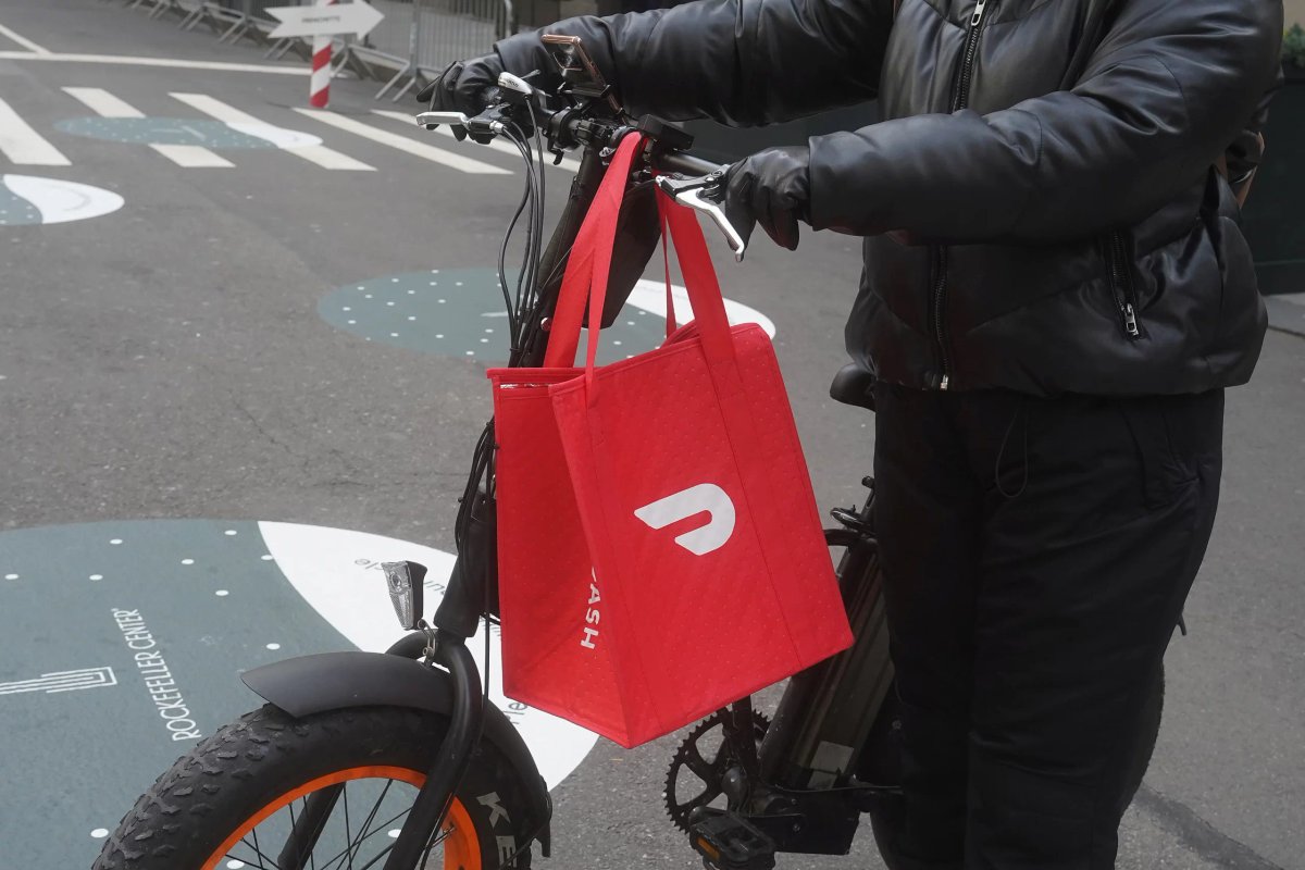 Doordash and Deliveroo logos representing potential takeover talks - Global Banking & Finance Review