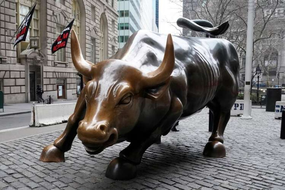 Wall Street Bull symbolizing investment strategies in inflationary markets - Global Banking & Finance Review