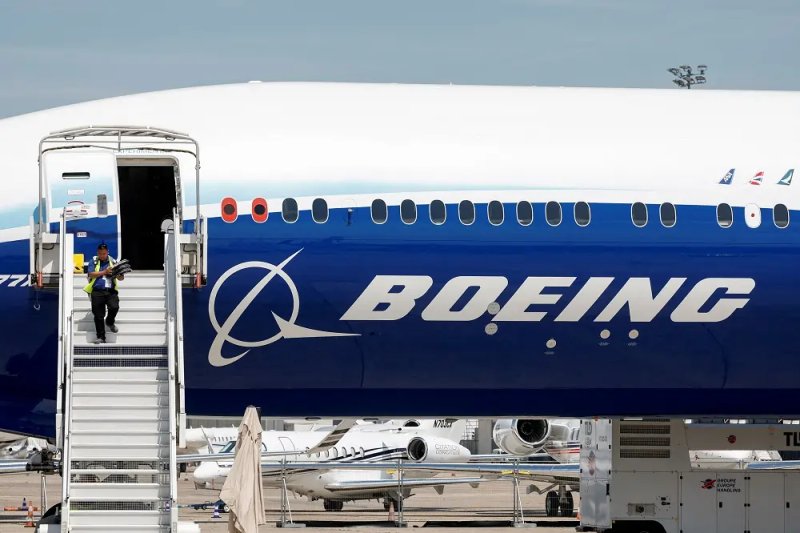 Image for Boeing starts issuing layoff notices as planemaker trims 10% of workforce