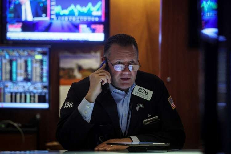 Traders on the NYSE reacting to U.S. payrolls report affecting stock rates - Global Banking & Finance Review