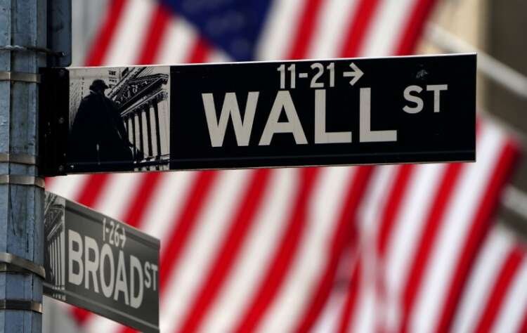 Wall Street trading floor with fluctuating stock charts amid Fed anticipation and rising oil prices - Global Banking & Finance Review