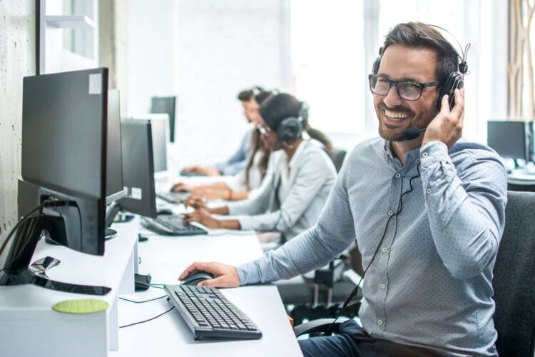 Customer care operator in a call center, enhancing customer experience with AI strategies - Global Banking & Finance Review