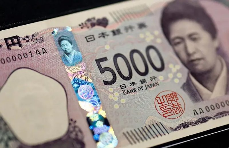 Image for Dollar sinks vs yen, hovers near 2-1/2-year low to sterling on dovish Fed shift