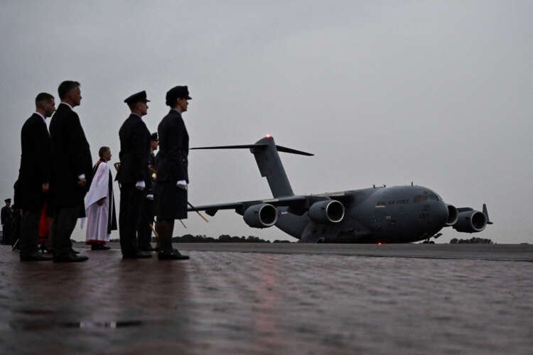 Coffin of Queen Elizabeth arrives in London, marking a historic moment of national mourning - Global Banking & Finance Review