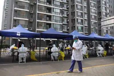 Image for Beijing shoppers clear store shelves as district starts mass testing