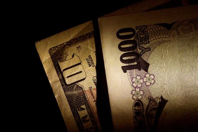 Image for Dollar hits 2-decade high vs yen, sterling struggles