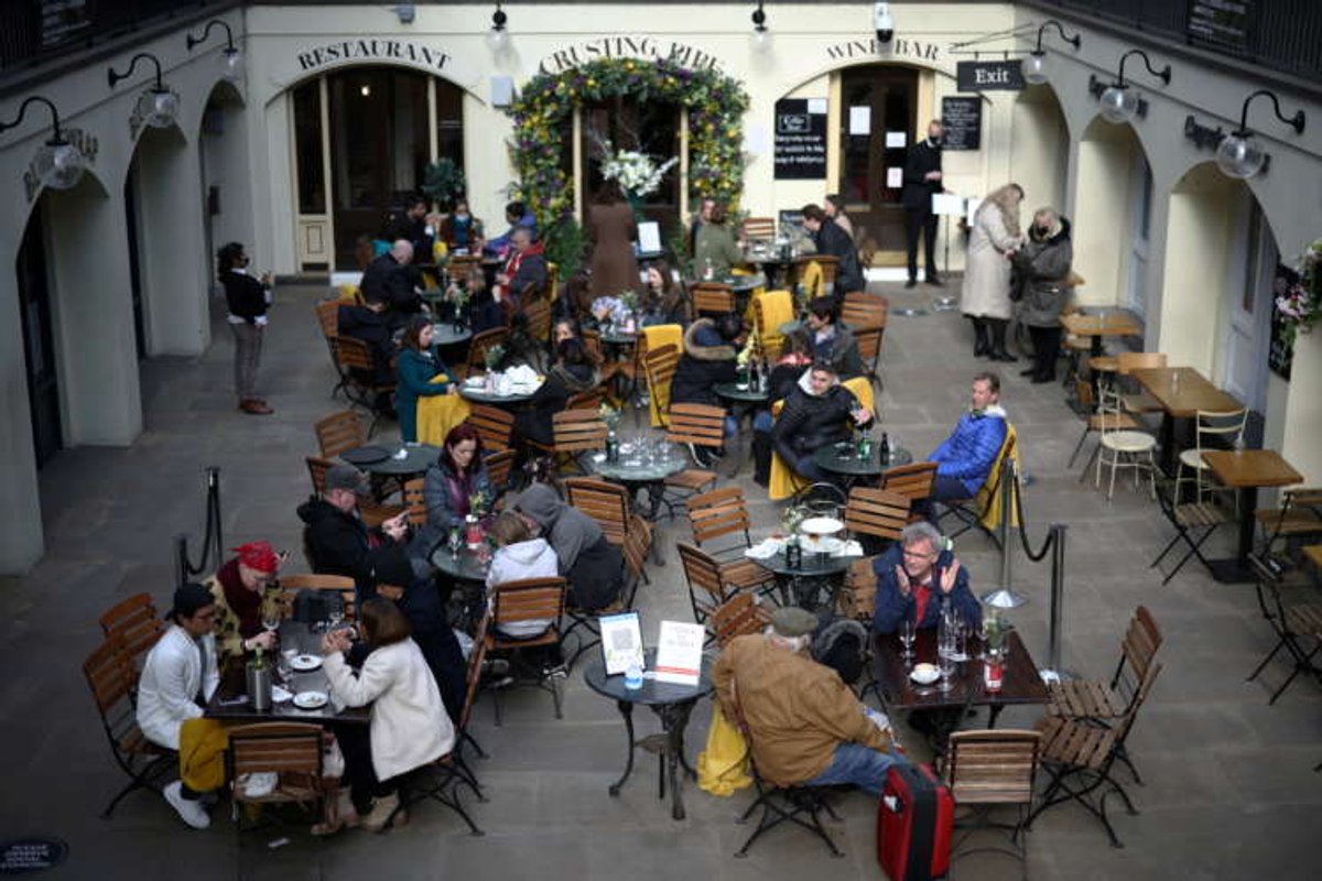 Bank of England building with financial news theme - Global Banking & Finance Review