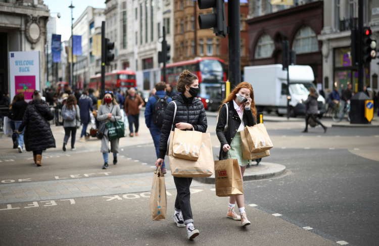 Shopping scene reflecting increased spending in UK retail - Global Banking & Finance Review