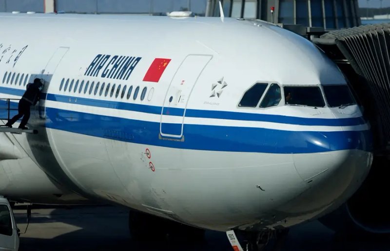 Image for Top Chinese airlines’ profits fall as flagging economy pressures fares