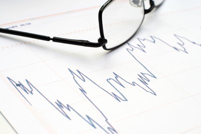 Trading floor with financial professionals discussing mobile technology strategies - Global Banking & Finance Review