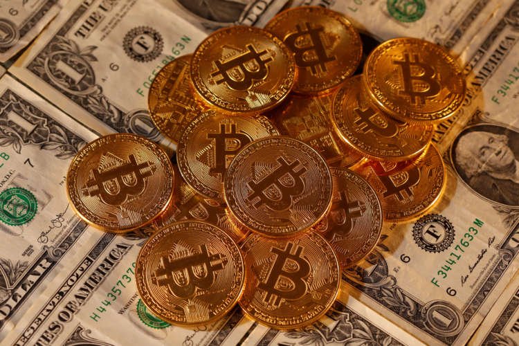 Illustration of Bitcoin and U.S. dollar banknotes representing digital currency trends - Global Banking & Finance Review