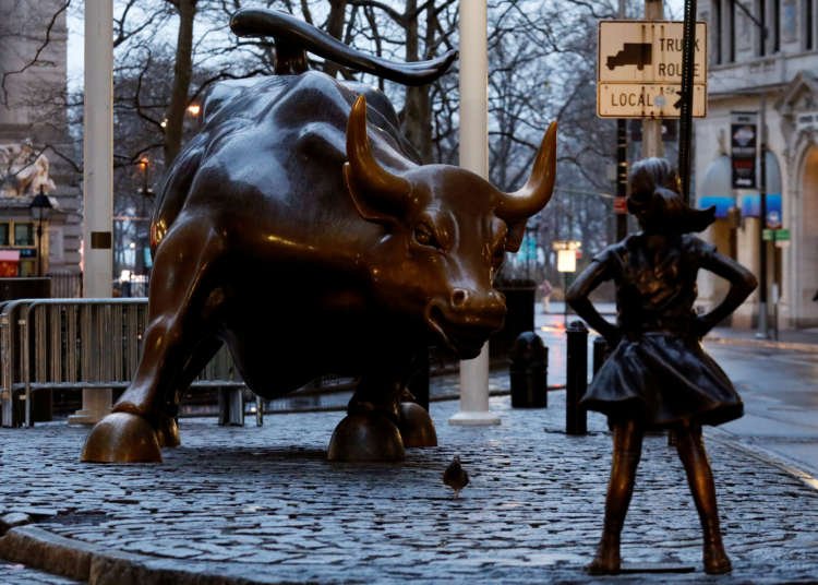 Statue of a girl facing Wall St. Bull, symbolizing market optimism - Global Banking & Finance Review