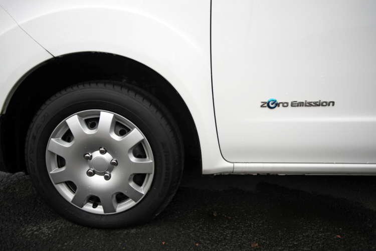 Image depicting electric cars and low-carbon building initiatives in the UK - Global Banking & Finance Review