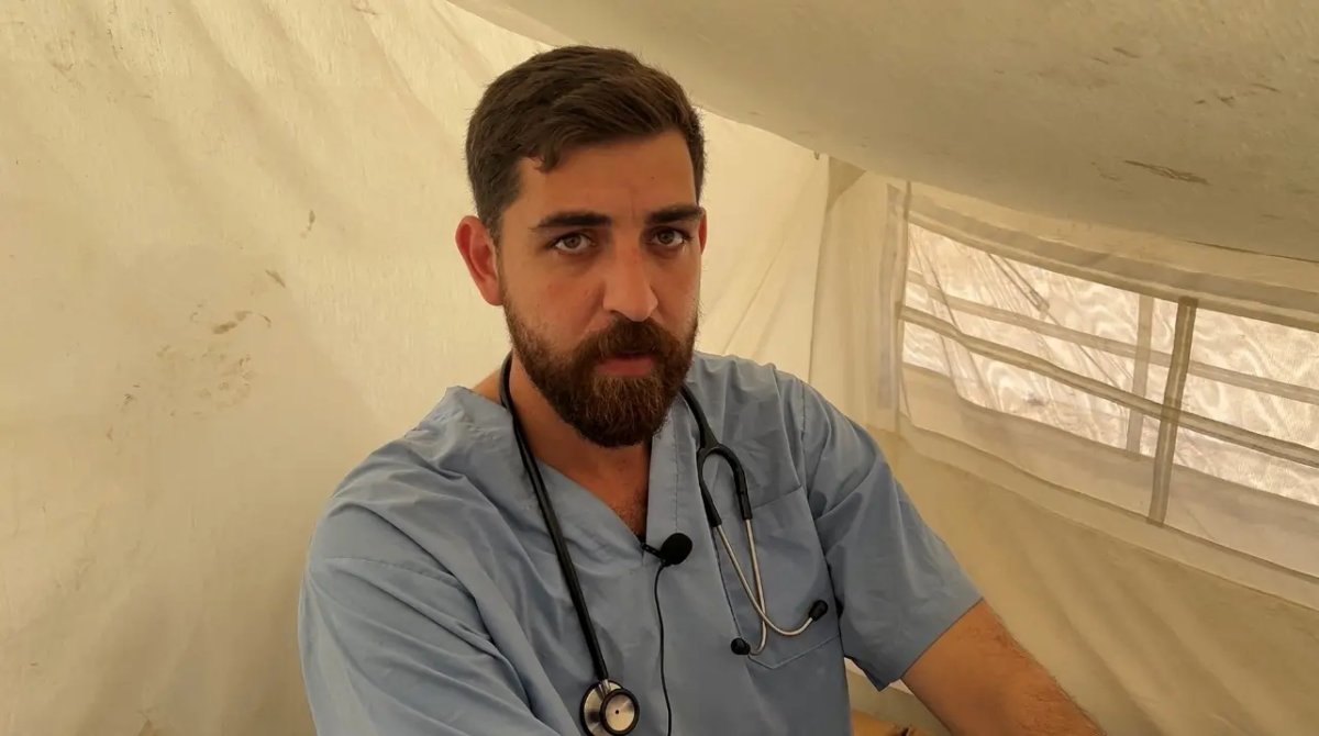 Displaced Gaza doctor treating children in a tent during the conflict - Global Banking & Finance Review
