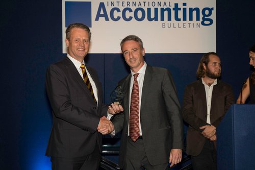 Graeme Gordon receives the Association of the Year award from Bernard Skalla at IAB Awards - Global Banking & Finance Review