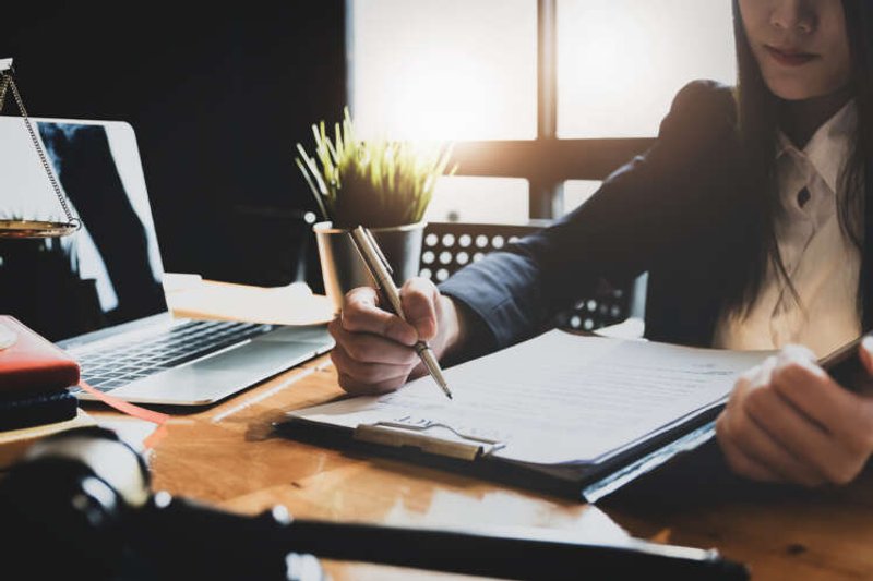 Image for Top ten tips for employees looking at a new contract of employment