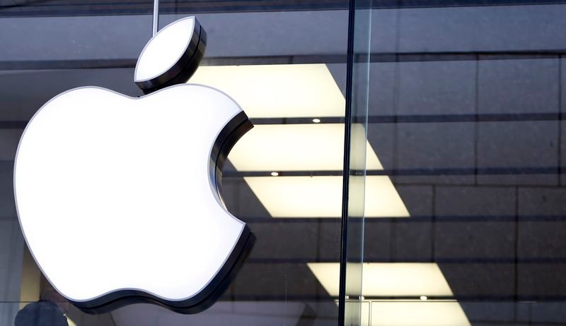 German judges deliberating on Apple's antitrust appeal in a courtroom setting - Global Banking & Finance Review