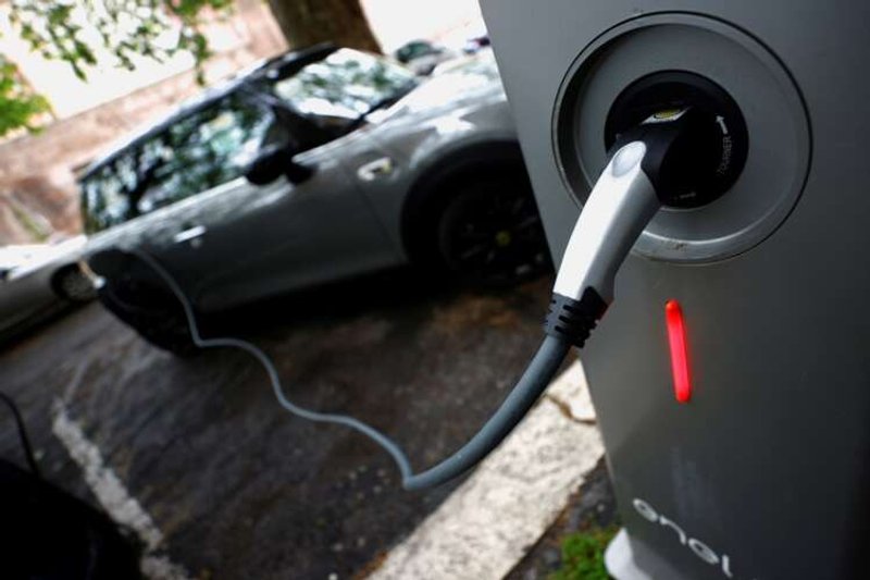Image for Electric vehicles not the only way to meet CO2 targets, Italy car lobby says