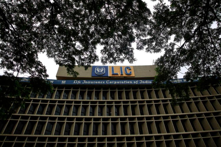 Image for India may let foreign investors buy up to 20% in LIC IPO- source