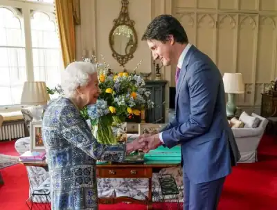 Image for Queen meets Canadian PM in first in-person meeting since catching COVID