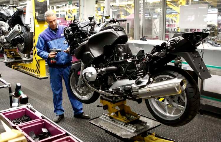 BMW employee assembling a motorcycle in Berlin amid gas price concerns - Global Banking & Finance Review