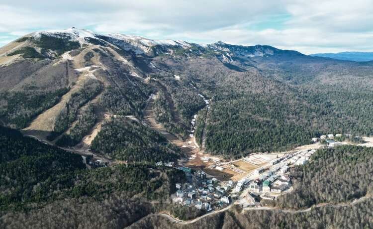 Aerial view of the empty Bjelasnica ski center with minimal snow, highlighting warm winter weather - Global Banking & Finance Review