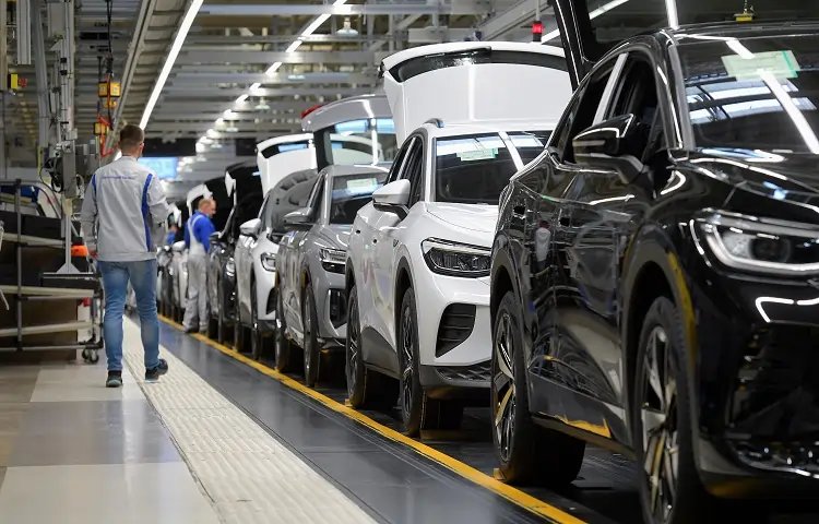 Image for EU new car sales rise 4.3% in June, industry body ACEA says