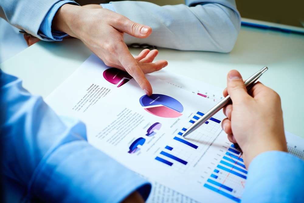 Infographic illustrating how a reverse mortgage works for homeowners - Global Banking & Finance Review