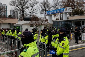 South Korean President Yoon Suk Yeol being questioned amid detention deadline - Global Banking & Finance Review