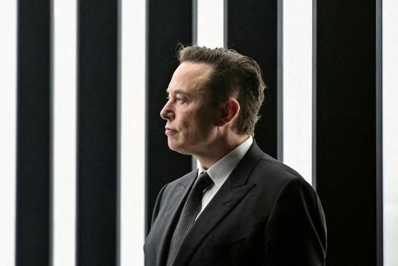 Image for Elon Musk drops plans to join Twitter board, deletes weekend tweets