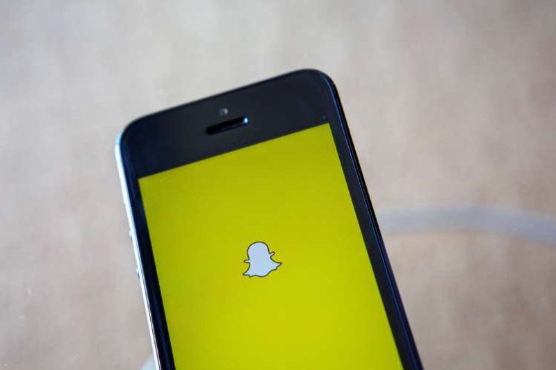 Image for Looming Apple privacy changes weigh on Snap despite revenue growth