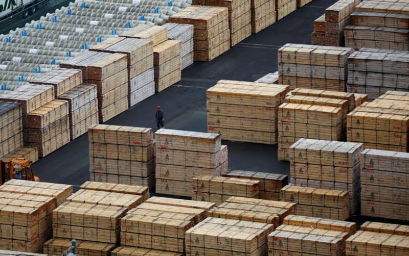 Image for Japan’s exports extend gains, machinery orders fall amid fragile recovery
