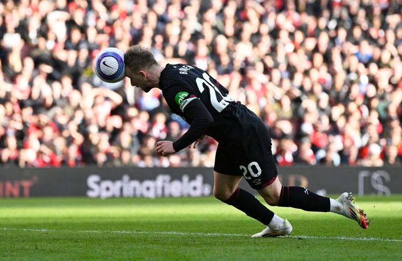 Image for Soccer-Arsenal suffer title blow, Manchester United salvage draw at Everton