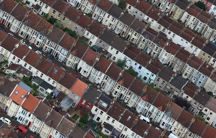 UK housing market decline in asking prices amid economic uncertainty - Global Banking & Finance Review