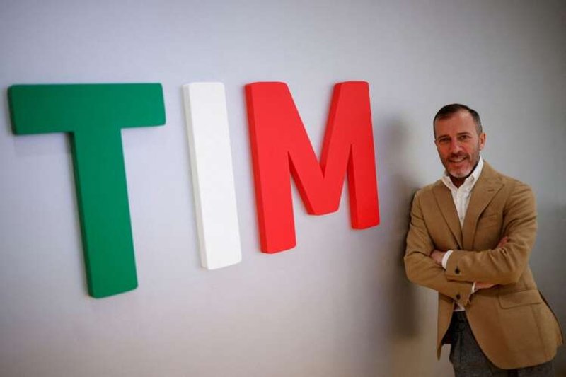 Image for Telecom Italia recovers from record lows as CEO meet investors