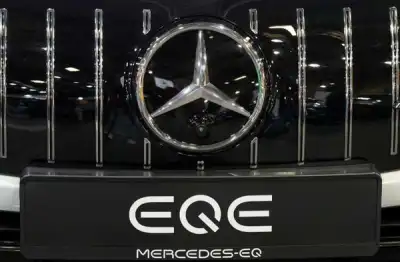 Image for Mercedes to launch vehicle-charging network, starting in North America