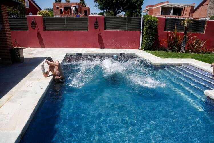 Image for As Spain swelters and COVID cases grow, pool renting app thrives