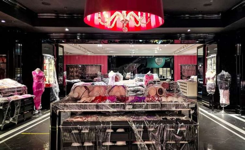 Image for Moscow mall opens for Russian business after big brand exodus