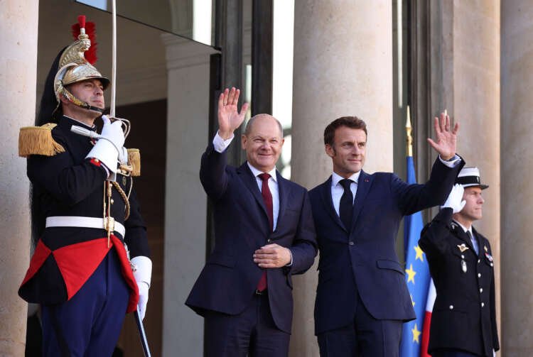 French President Macron and German Chancellor Scholz shake hands in Paris - Global Banking & Finance Review