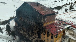 Emergency responders at the Grand Kartal Hotel ski resort fire in Turkey - Global Banking & Finance Review